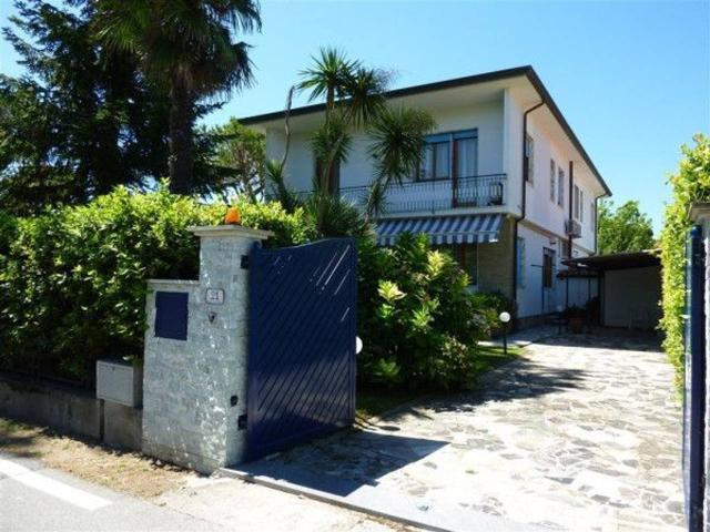 Villa bifamiliare in affitto a Forte Dei Marmi
