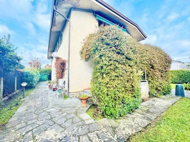 Villa bifamiliare in affitto a Forte Dei Marmi