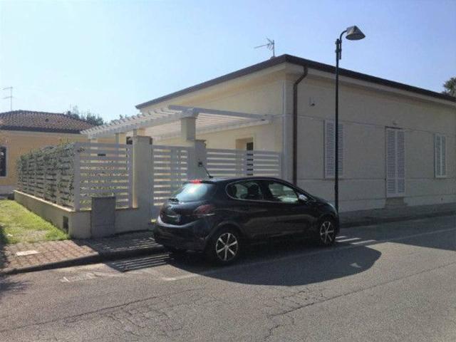 Villa bifamiliare in affitto a Forte Dei Marmi