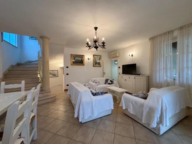 Villa bifamiliare in affitto a Forte Dei Marmi