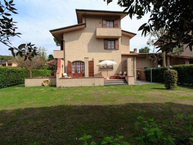 Villa bifamiliare in affitto a Forte Dei Marmi