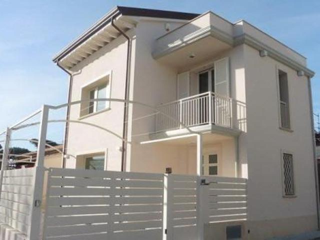 Villa bifamiliare in affitto a Forte Dei Marmi
