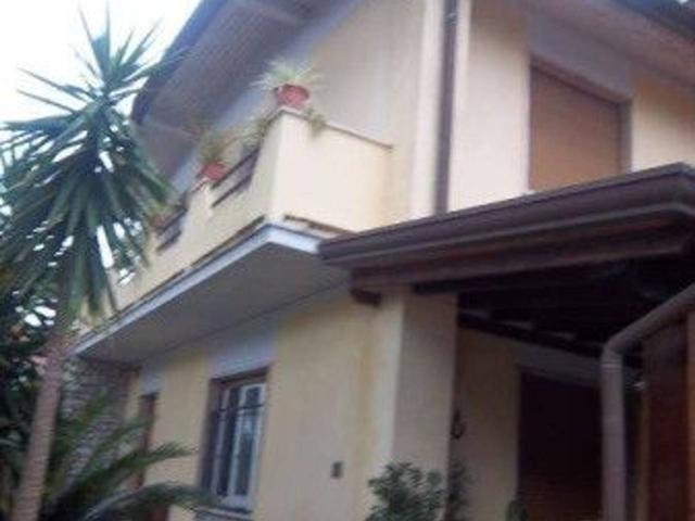Villa bifamiliare in affitto a Forte Dei Marmi
