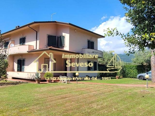 Villa bifamiliare in affitto a Forte Dei Marmi