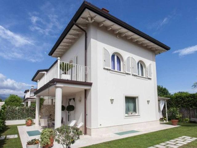 Villa bifamiliare in affitto a Forte Dei Marmi