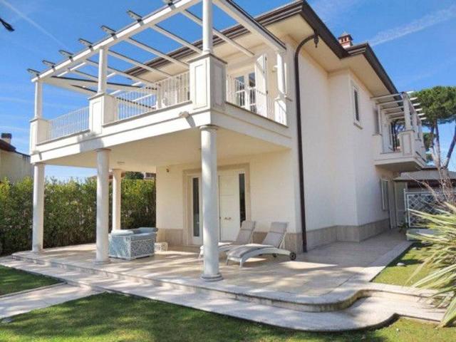 Villa bifamiliare in affitto a Forte Dei Marmi