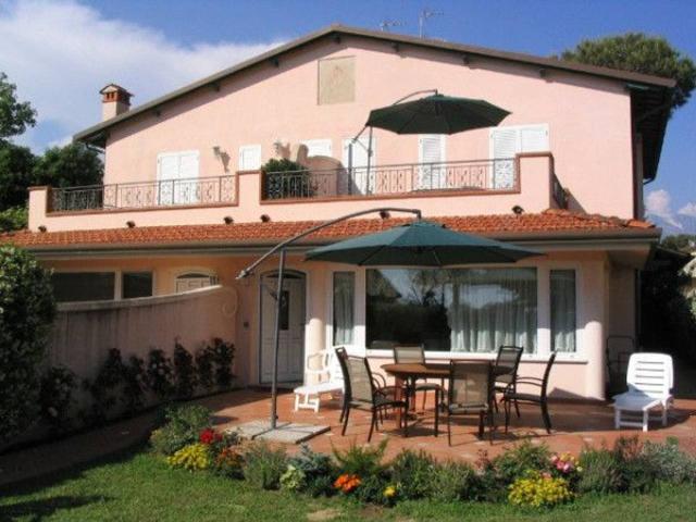 Villa bifamiliare in affitto a Forte Dei Marmi