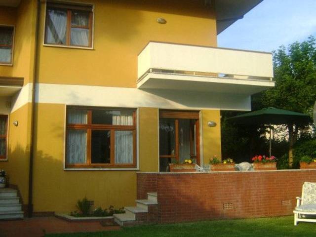 Villa bifamiliare in affitto a Forte Dei Marmi
