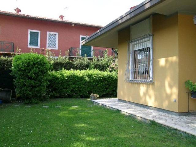 Villa bifamiliare in affitto a Forte Dei Marmi
