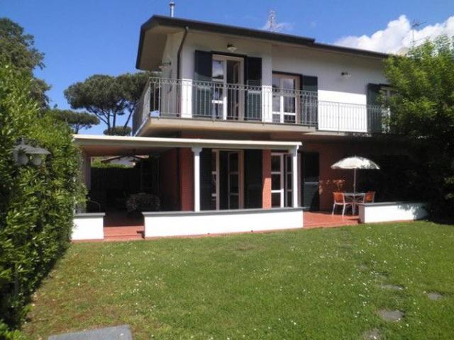 Villa bifamiliare in affitto a Forte Dei Marmi