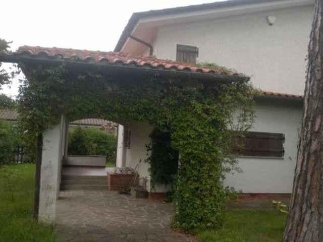 Villa bifamiliare in affitto a Forte Dei Marmi