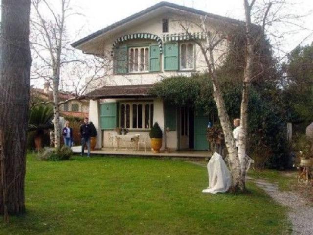 Villa bifamiliare in affitto a Forte Dei Marmi