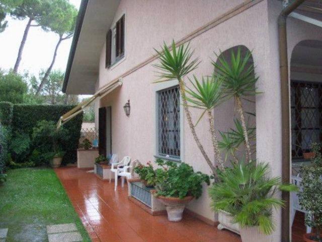 Villa bifamiliare in affitto a Forte Dei Marmi
