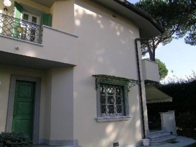 Villa bifamiliare in affitto a Forte Dei Marmi