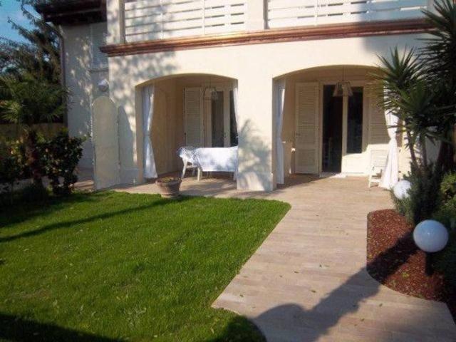 Villa bifamiliare in affitto a Forte Dei Marmi