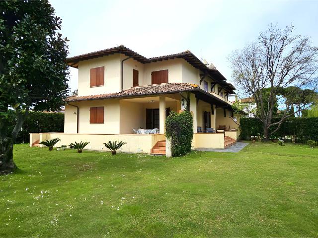 Villa bifamiliare in affitto a Forte dei Marmi