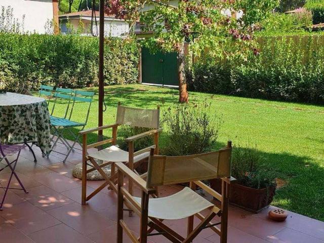 Villa bifamiliare in affitto a Forte Dei Marmi
