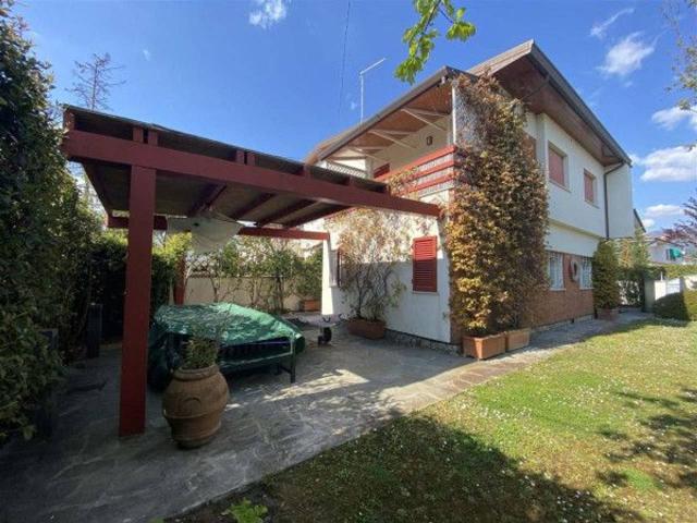 Villa bifamiliare in affitto a Forte Dei Marmi