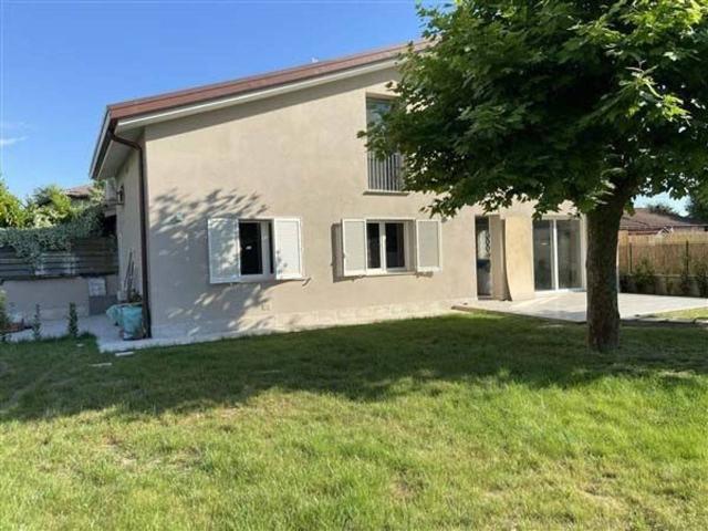 Villa bifamiliare in affitto a Forte Dei Marmi