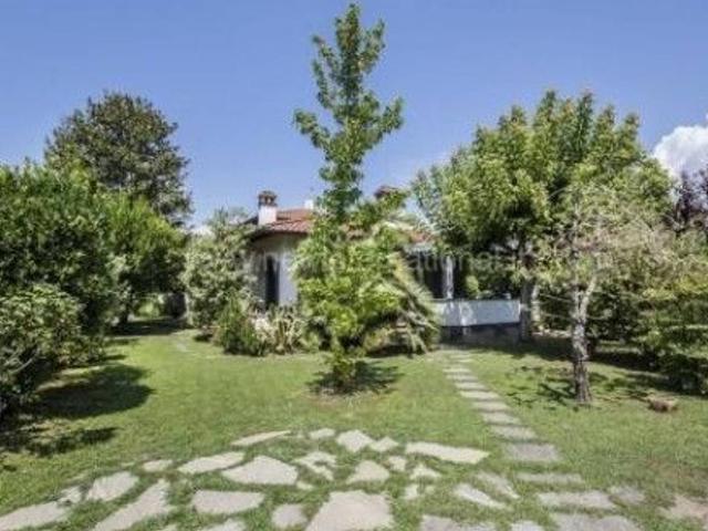Villa bifamiliare in affitto a Forte Dei Marmi