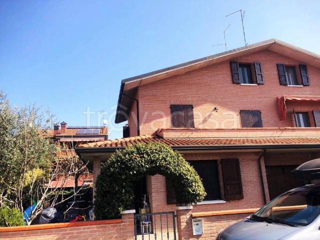 Villa Bifamiliare in affitto a Ferrara via Generale Ugo Malagù, giardino privato, posto auto, box TrovaCasa