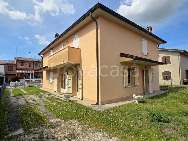 Villa Bifamiliare in affitto a Ferrara via Raffaele Sansoni, non arredato/vuoto, giardino privato, box TrovaCasa