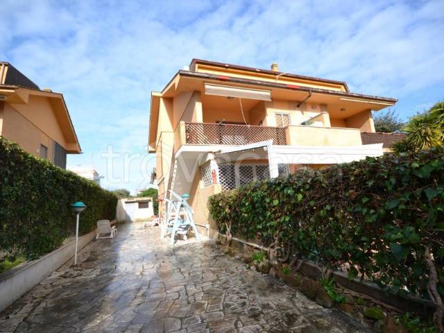Villa bifamiliare in affitto a Fiumicino, Fregene
