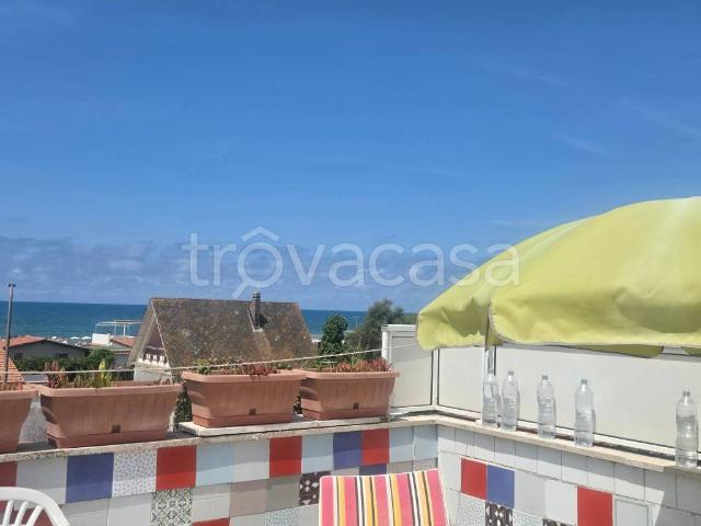 Villa Bifamiliare in affitto a Fiumicino lungomare di Ponente, arredato, giardino privato, posto auto TrovaCasa