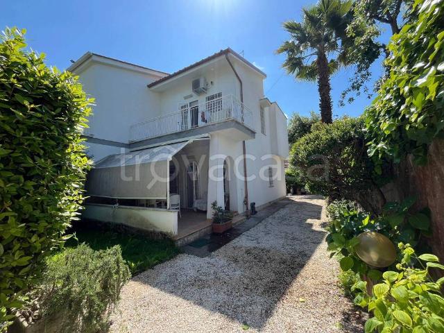 Villa Bifamiliare in affitto a Fiumicino via Bagnoli, arredato, giardino privato, lavatrice TrovaCasa