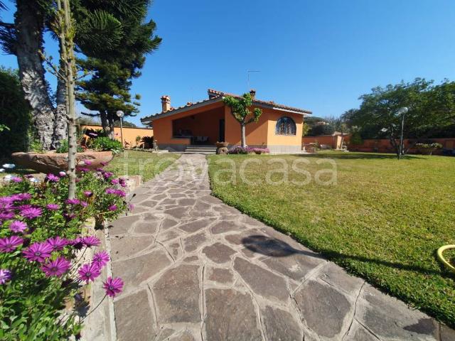 Villa Bifamiliare in affitto a Fiumicino via Castiglioncello, arredato, giardino privato, posto auto TrovaCasa