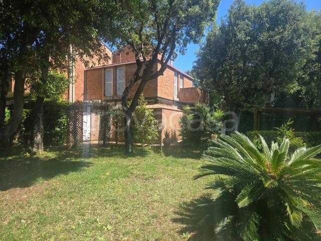 Villa Bifamiliare in affitto a Fiumicino via Cesenatico, 62, arredato, giardino privato, posto auto TrovaCasa
