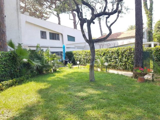 Villa Bifamiliare in affitto a Fiumicino via Forte dei Marmi, arredato, giardino privato, posto auto TrovaCasa