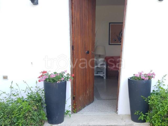 Villa Bifamiliare in affitto a Fiumicino via Forte dei Marmi, arredato, giardino privato, posto auto TrovaCasa