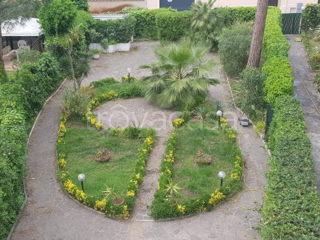 Villa bifamiliare in affitto a Fiumicino via Forte dei Marmi, Fregene