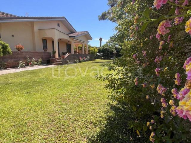 Villa Bifamiliare in affitto a Fiumicino via Jesolo, arredato, giardino privato, terrazzo TrovaCasa