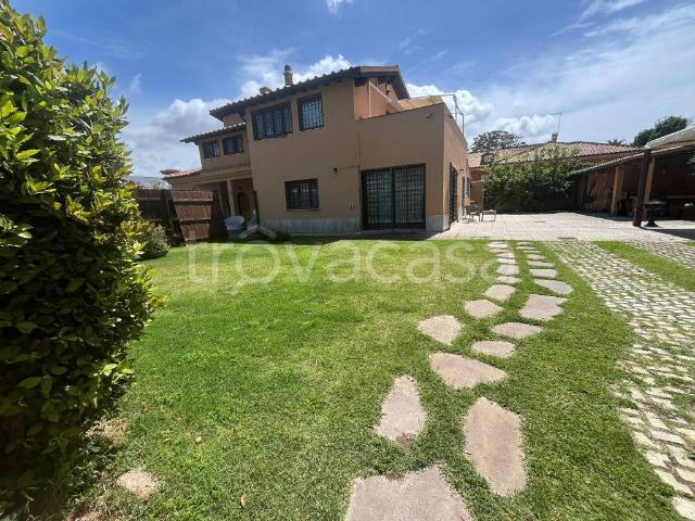 Villa Bifamiliare in affitto a Fiumicino via La Plaia, arredato, giardino privato, terrazzo TrovaCasa