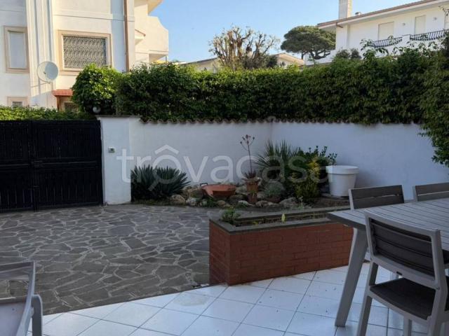 Villa Bifamiliare in affitto a Fiumicino via Maratea, arredato, giardino privato, porticato TrovaCasa