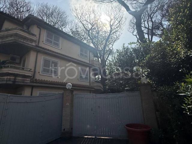 Villa Bifamiliare in affitto a Fiumicino via Marina di Campo, arredato, giardino privato TrovaCasa
