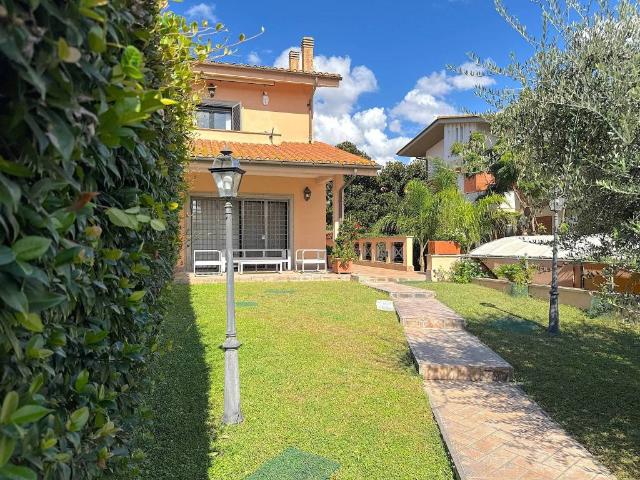 Villa Bifamiliare in affitto a Fiumicino via Marina di Sorso, non arredato/vuoto, giardino privato, posto auto TrovaCasa