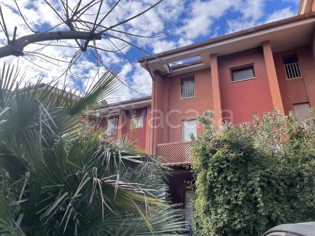 Villa Bifamiliare in affitto a Fiumicino viale Castellammare, arredato, giardino privato, posto auto TrovaCasa