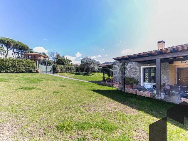 Villa Bifamiliare in affitto a Frascati via Macchia dello Sterparo, 31, giardino privato, box, parzialmente arredato TrovaCasa