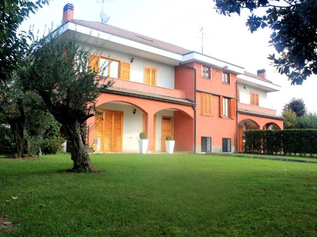 Villa Bifamiliare in affitto a Lainate via Marche, giardino privato, box, aria condizionata TrovaCasa