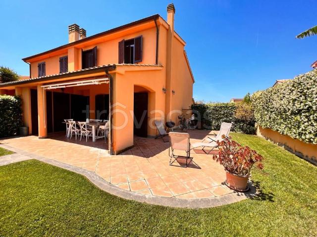 Villa bifamiliare in affitto a Montalto di Castro