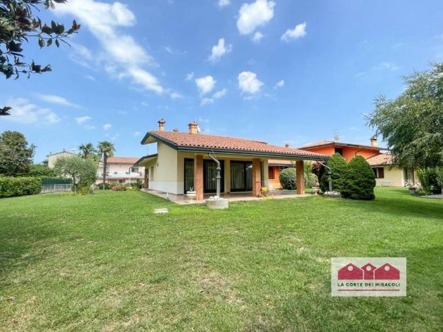 Villa Bifamiliare in affitto a Montecchio Maggiore via Lacedelli, giardino privato, box, aria condizionata TrovaCasa