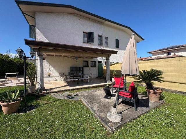 Villa bifamiliare in affitto a Montignoso