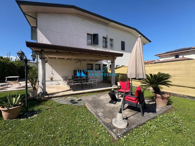 Villa Bifamiliare in affitto a Montignoso, case in affitto Montignoso
