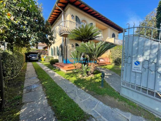 Villa Bifamiliare in affitto a Montignoso, case in affitto Montignoso
