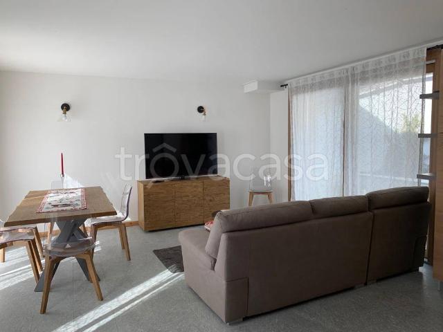 Villa Bifamiliare in affitto a Madesimo via Pianello, arredato, giardino privato, box TrovaCasa