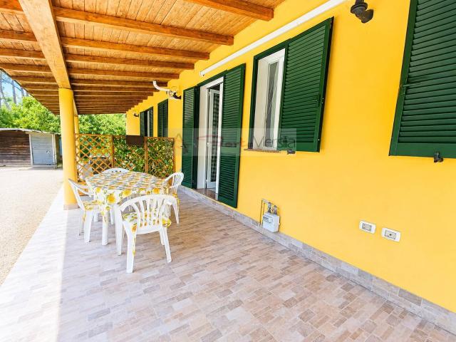 villa bifamiliare in affitto a Massa, Poveromo