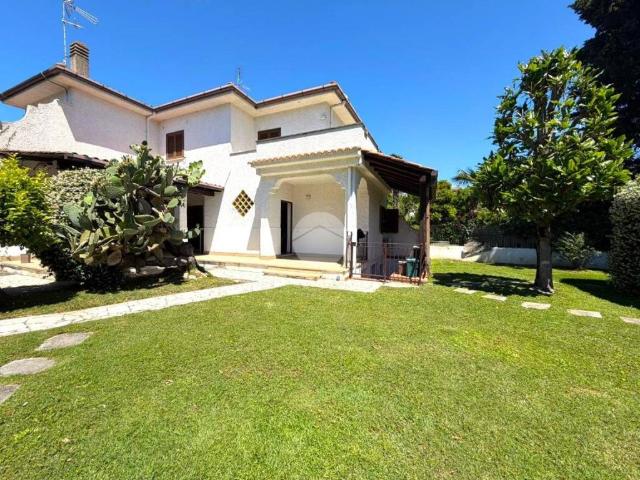 Villa Bifamiliare in affitto a Sabaudia via Rovaio, 22, arredato, giardino privato, terrazzo TrovaCasa